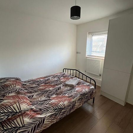 Immaculate 2 Bed Flat With Free Parking! Apartment Watford  Exterior photo